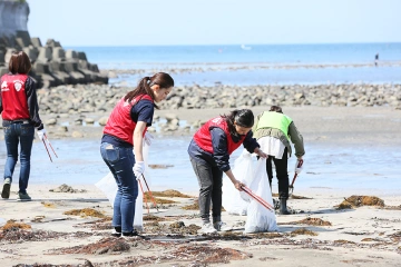 写真：ビーチクリーン活動の様子