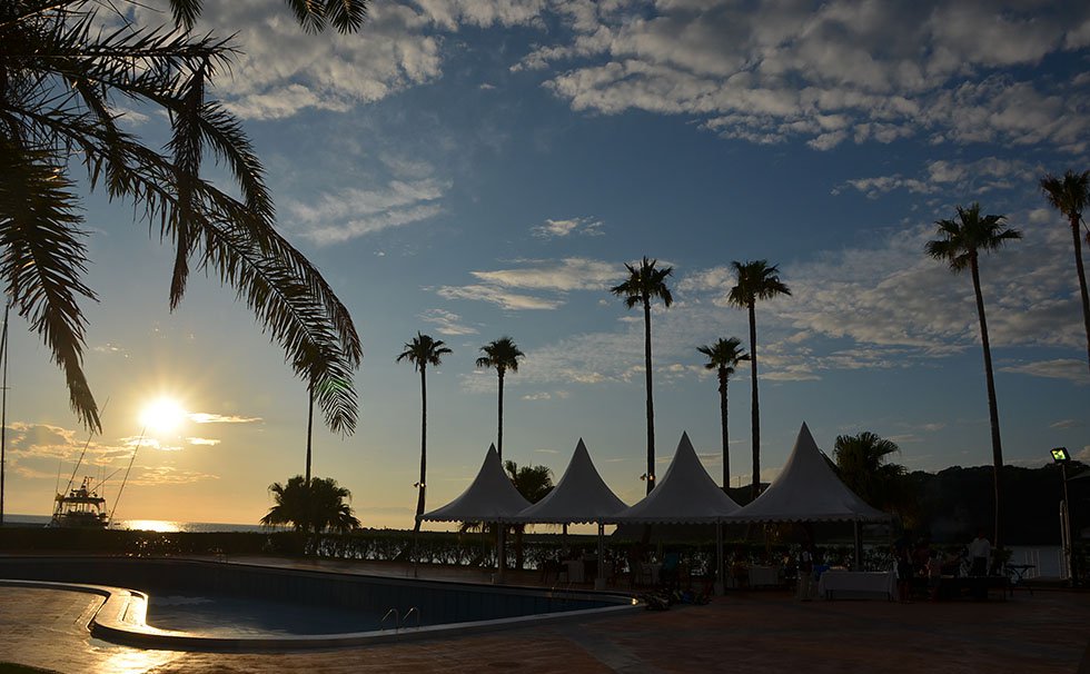 夕暮れのプール