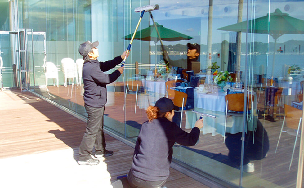 イメージ：清掃をするスタッフ2名