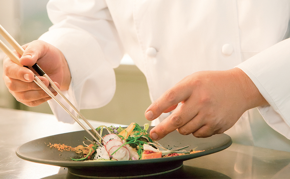 調理_盛付けをしている