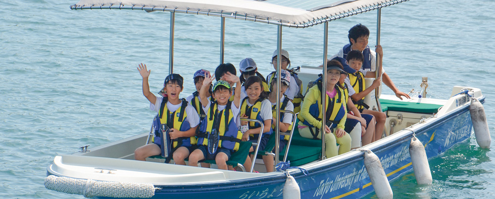 ボートに乗るこどもたち