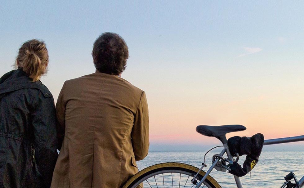 男女が海を見ている