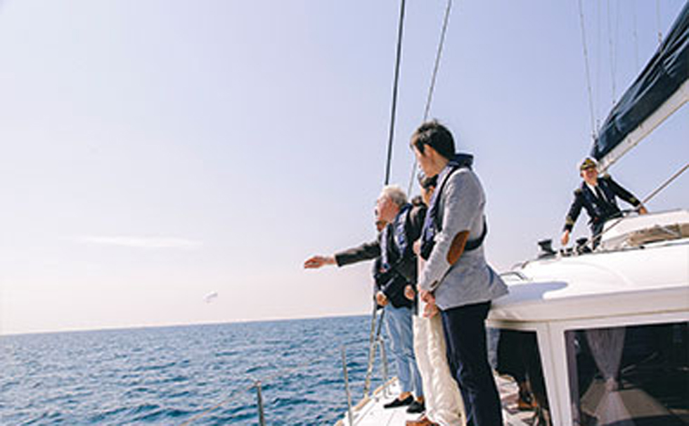 海洋葬を行う人