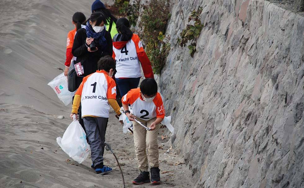 写真：リビエラ湘南ビーチクリーンの様子
