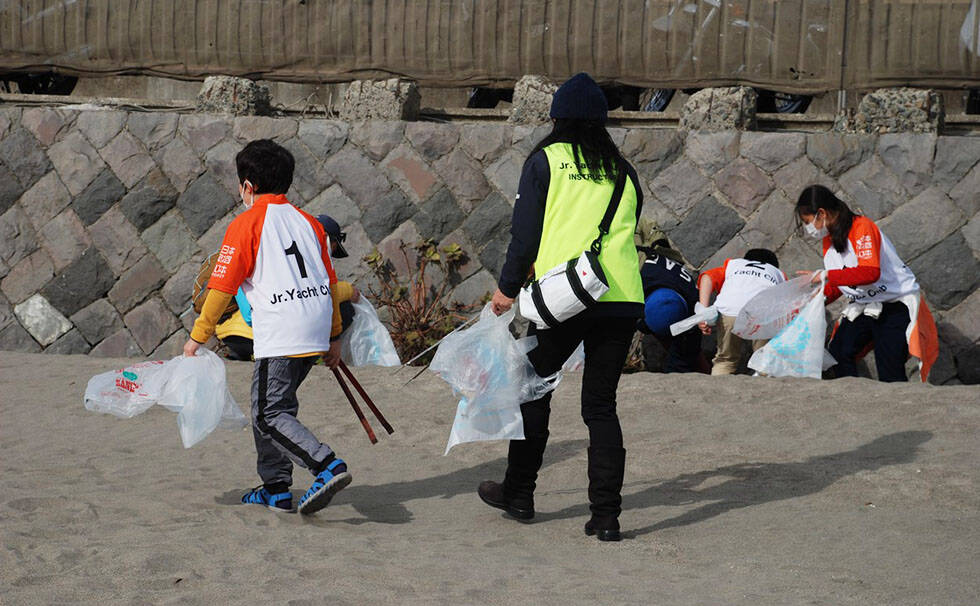 写真：リビエラ湘南ビーチクリーンの様子