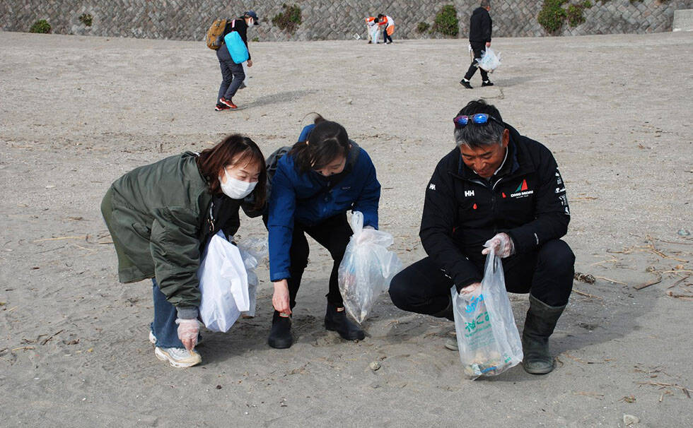 写真：リビエラ湘南ビーチクリーンの様子