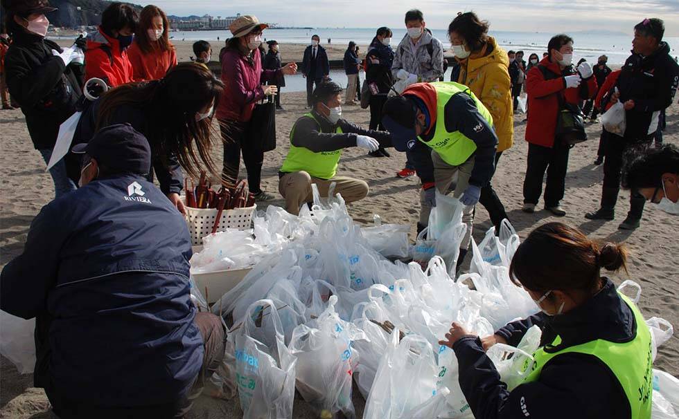 写真：リビエラ湘南ビーチクリーンの様子