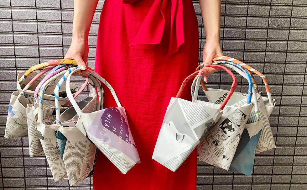 写真:新聞バッグ