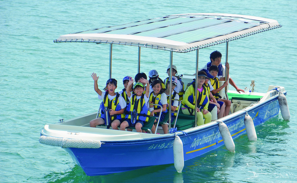 写真：電池推進船「らいちょう」に乗る子供たち