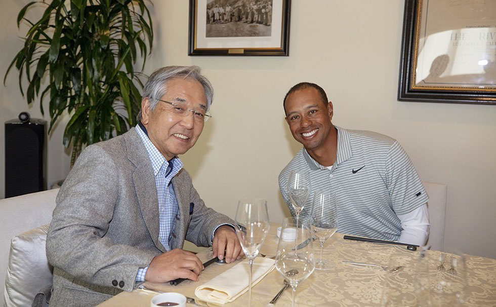 写真：タイガー・ウッズと代表　渡邊曻