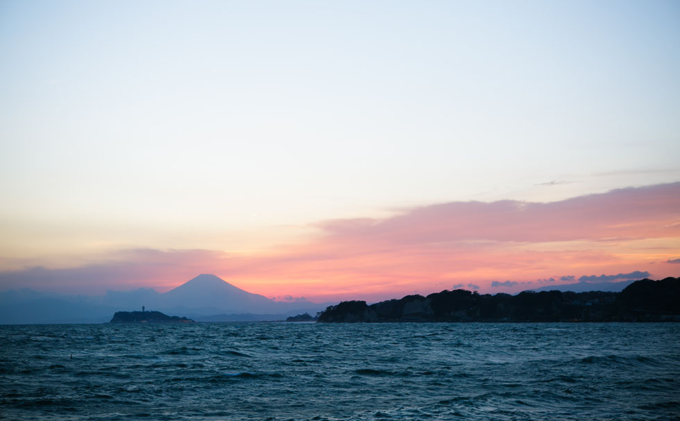写真：真っ赤なサンセットに浮かび上がる富士山