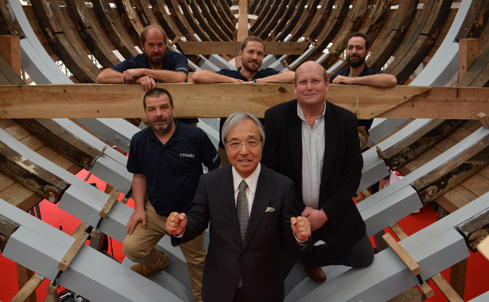 写真：シナーラ船内にて職人たち