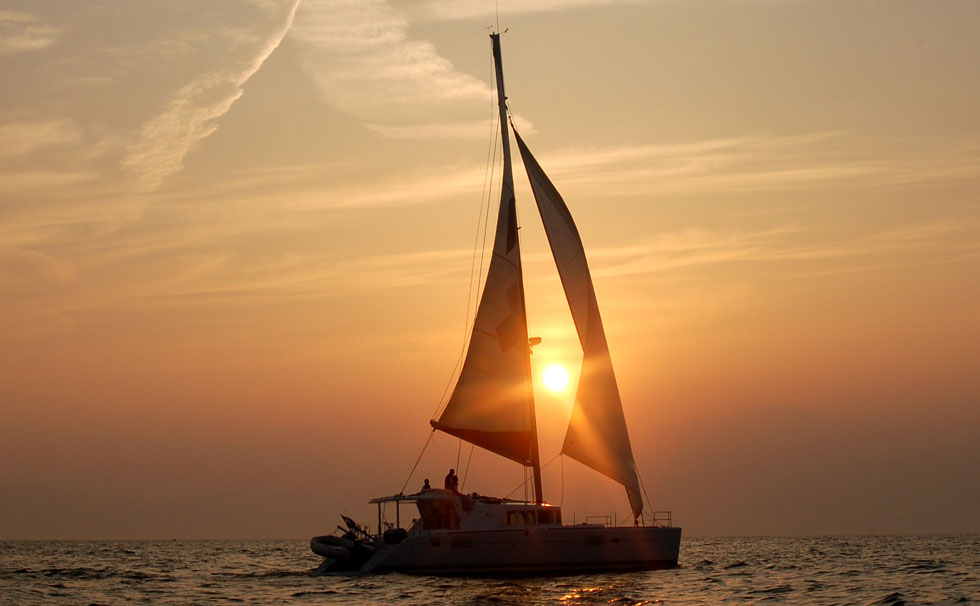 写真:「リビエラ逗子マリーナ」 夕焼けとヨット