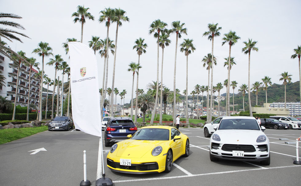 写真：駐車場に並んだポルシェ