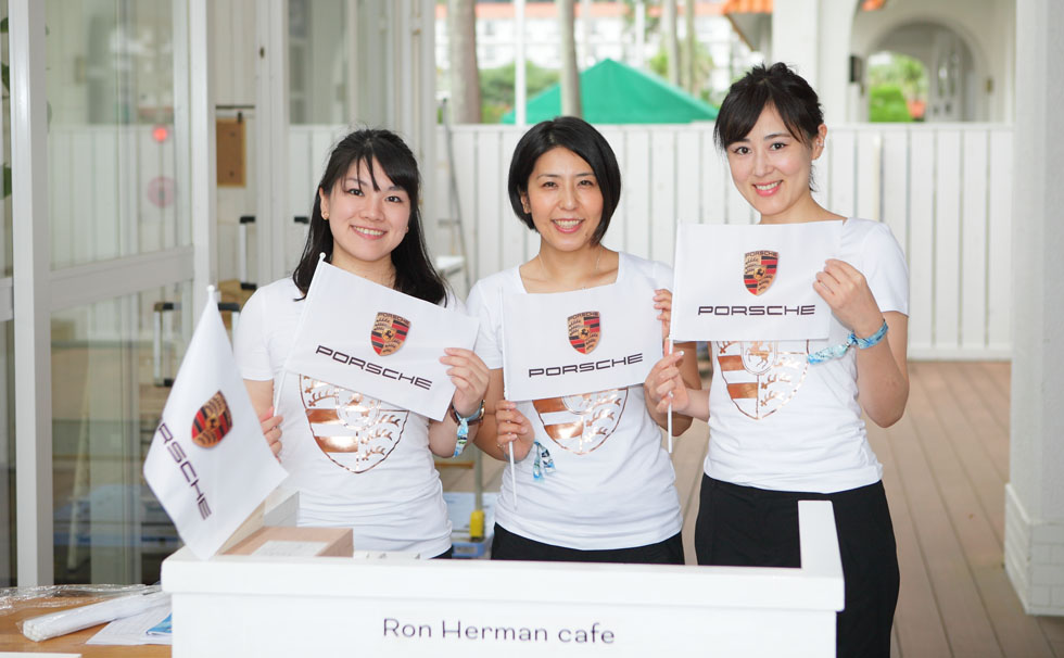 写真：受付スタッフ