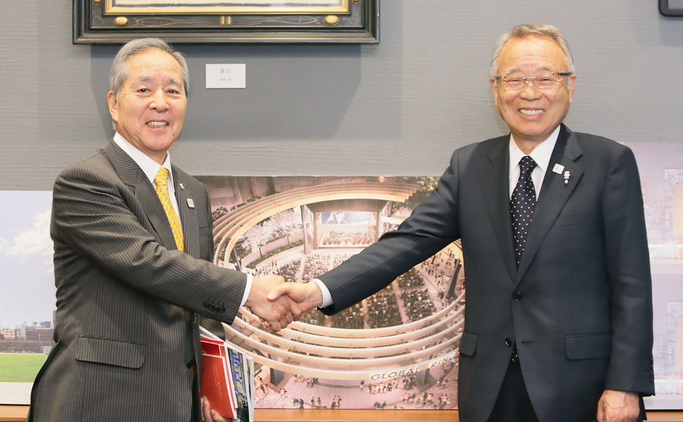 写真:「グローバルリング」オープンに際して