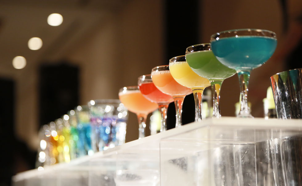 写真：カラフルなカクテル