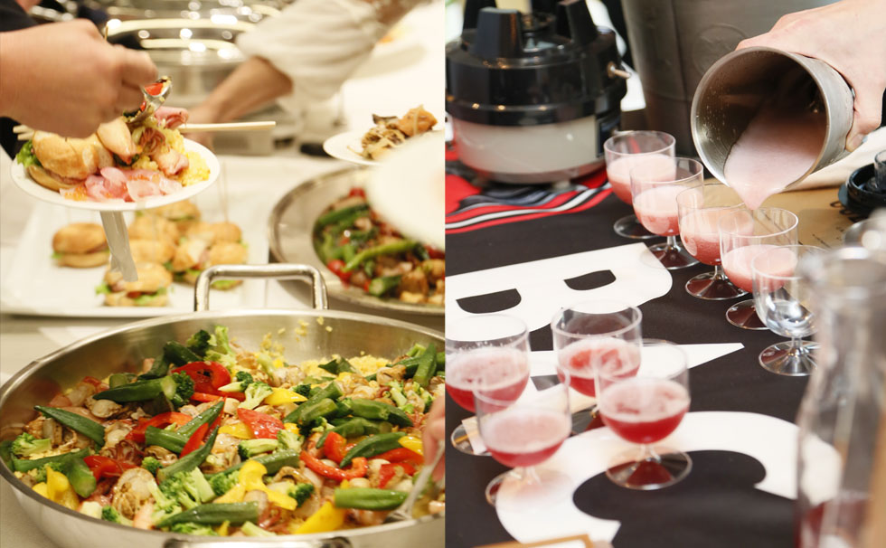 写真：カクテルパーティで並ぶ料理