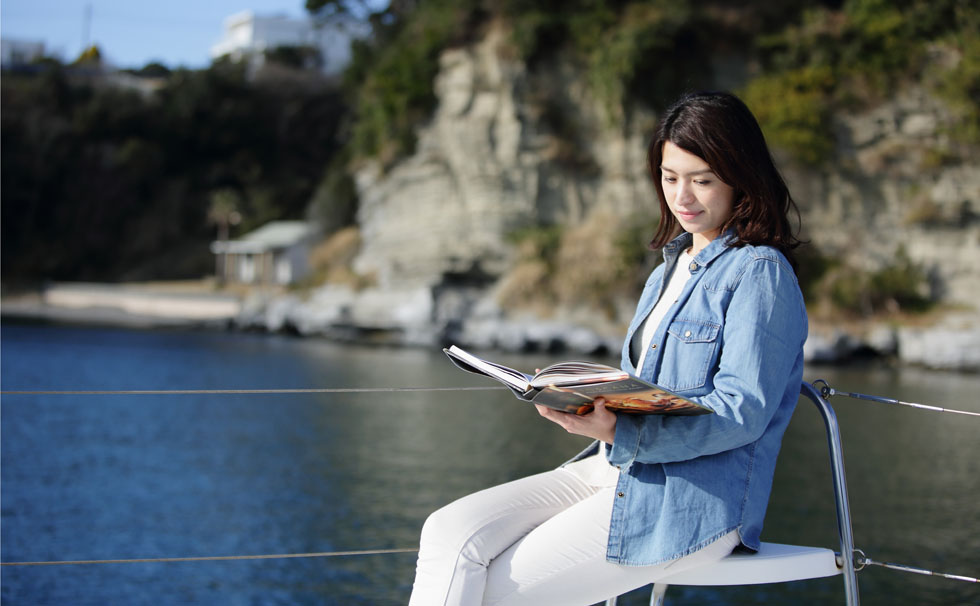 写真：読書する女性