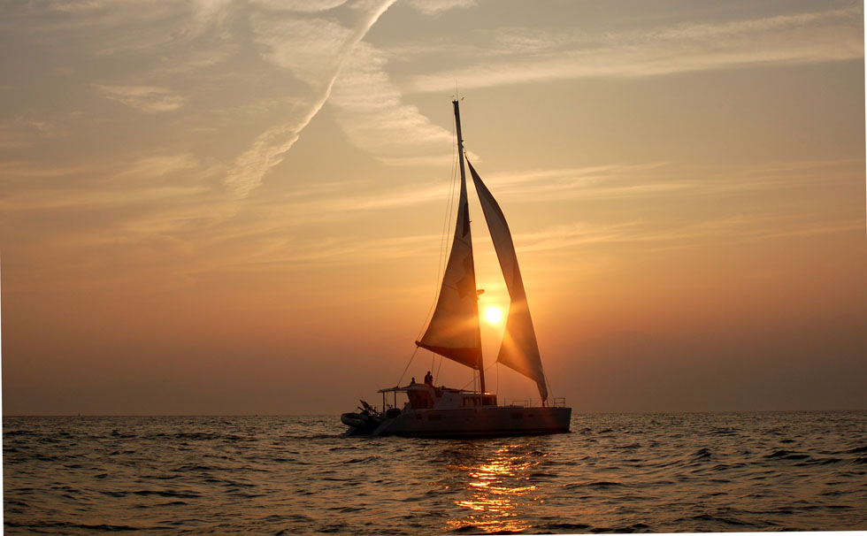 写真：夕暮れの海とヨット