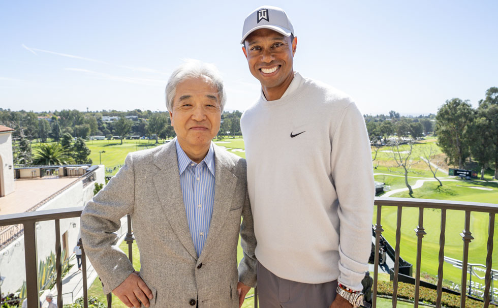 写真：タイガー・ウッズ氏と代表取締役会長兼社長　渡邊 曻