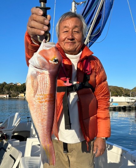 写真：釣り人とアカアマダイ