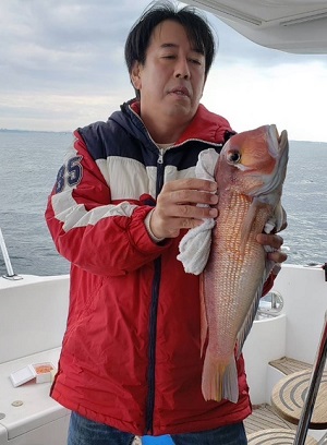 写真：釣り人とアカアマダイ