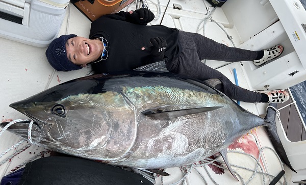 写真：釣り人とクロマグロ