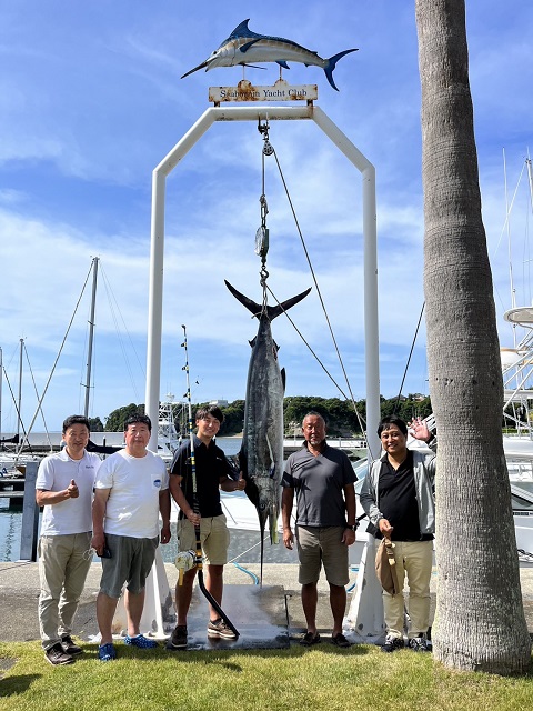 写真：釣り人たちとクロカジキ