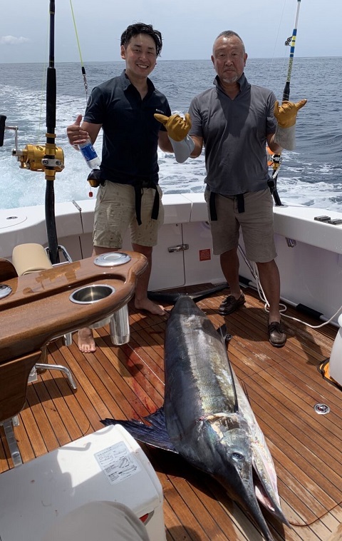 写真：釣り人たちとクロカジキ