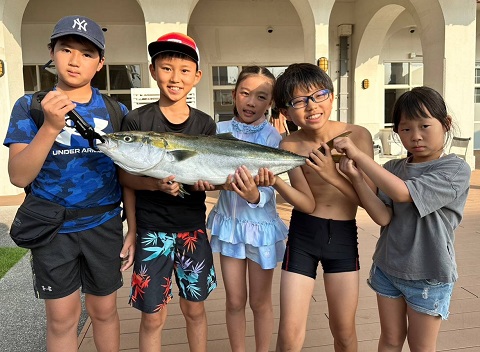 写真：子供たちとブリ