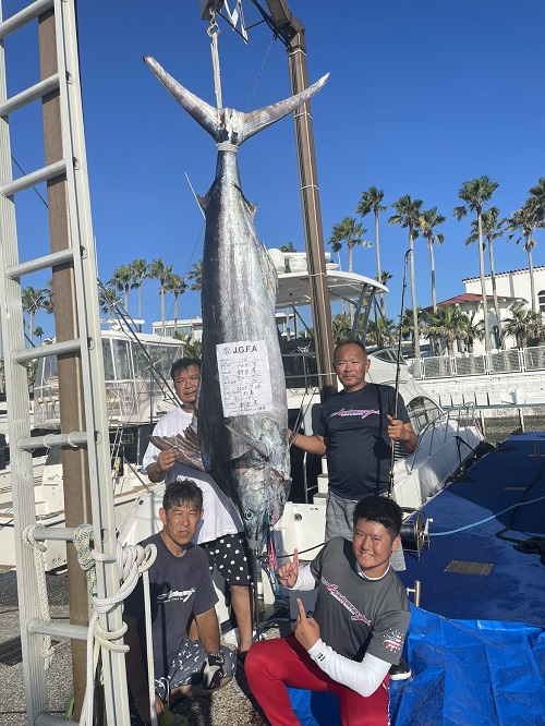 写真：釣り人たちとクロカジキ