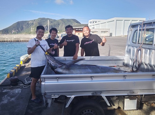 写真：釣り人たちとクロカジキ