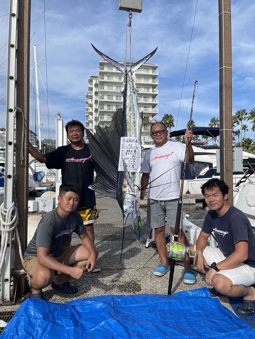 写真：釣り人たちとバショウカジキ