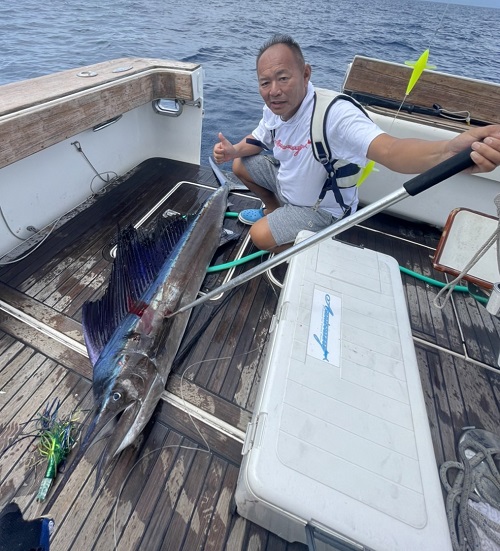 写真：釣り人たちとバショウカジキ