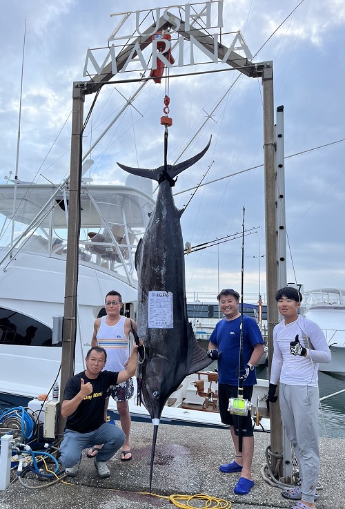 写真：釣り人たちとクロカジキ
