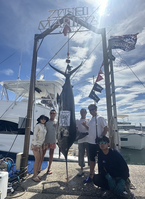 写真：釣り人たちとクロカジキ