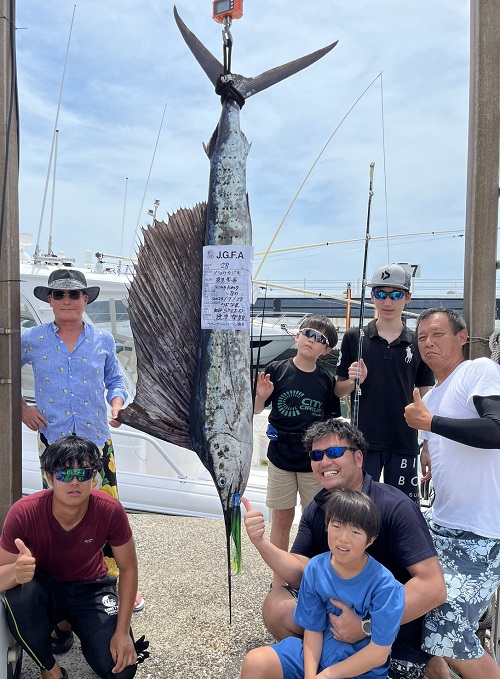 写真：釣り人たちとバショウカジキ