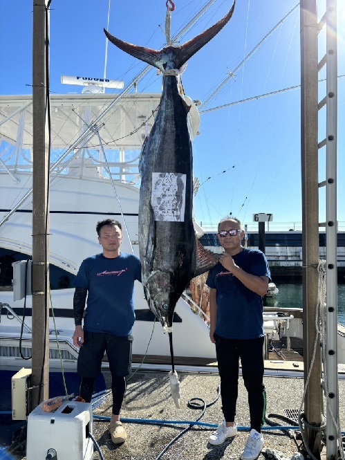 写真：釣り人たちとクロカジキ