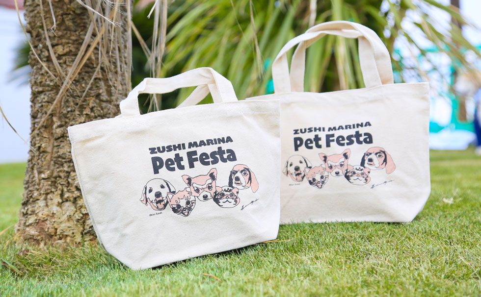 写真：イラストレーター鈴木英人さん制作「イラスト入りお散歩バック」