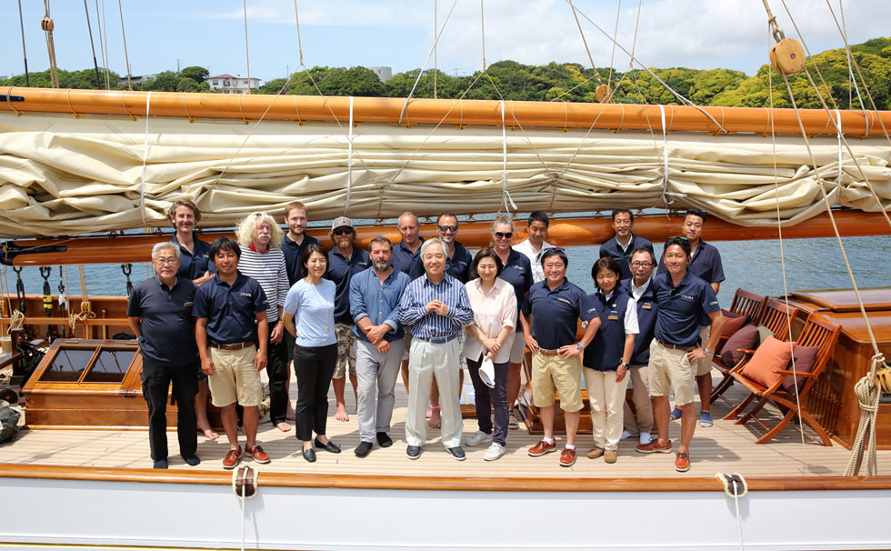 写真:渡邊曻会長と、レストアチーム