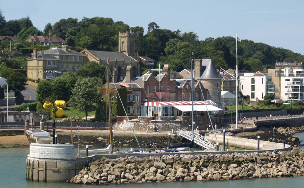 写真:ロイヤル・ヨット・スコードロンのクラブハウス