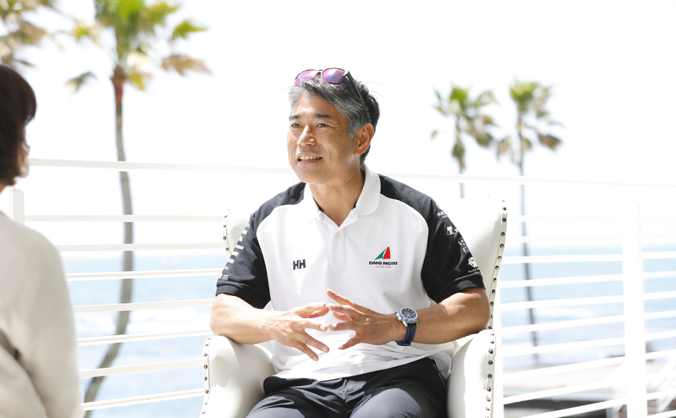 写真：インタビューを受ける白石康次郎氏