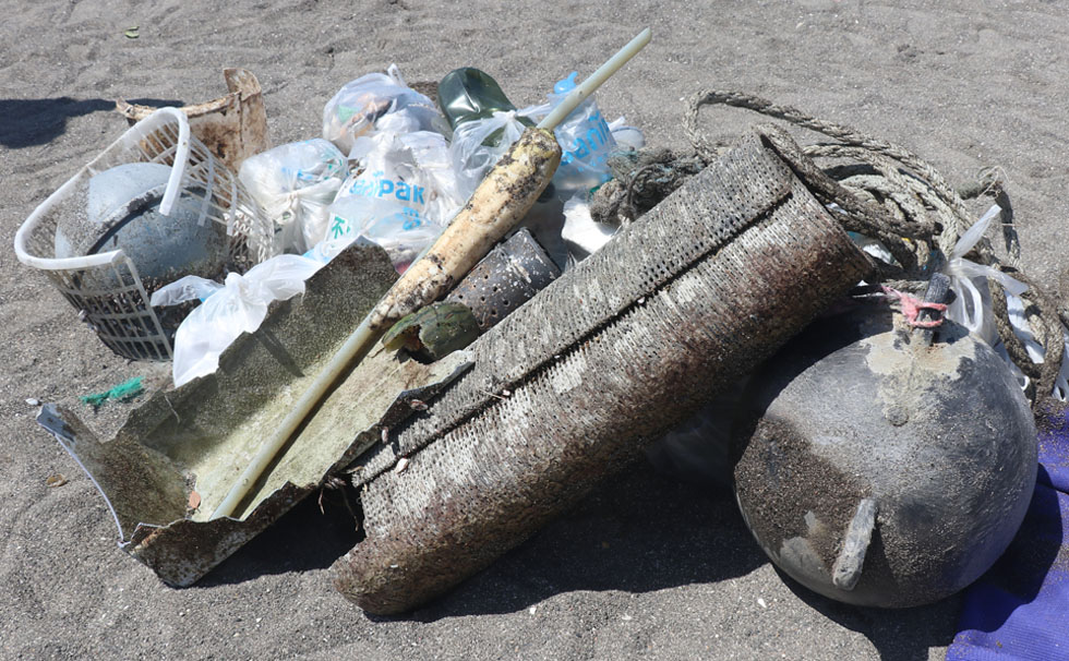 写真：海から打ち上がった大きなゴミ