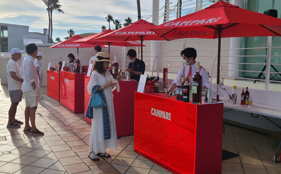 写真：プールサイドラウンジ