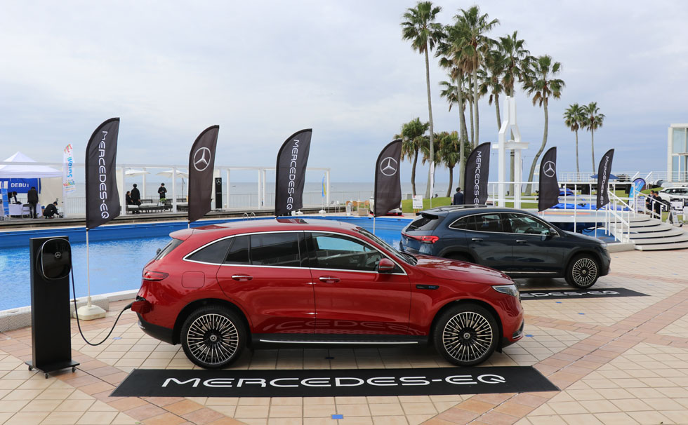 写真：「2050年カーボンニュートラル」・「2035年電動車のみ新車販売」