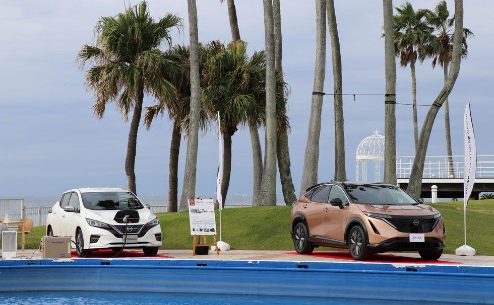 写真：「2050年カーボンニュートラル」・「2035年電動車のみ新車販売」