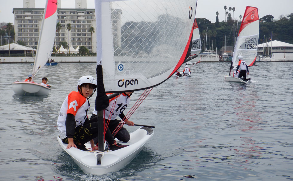 写真：オープンスキフディンギーの練習
