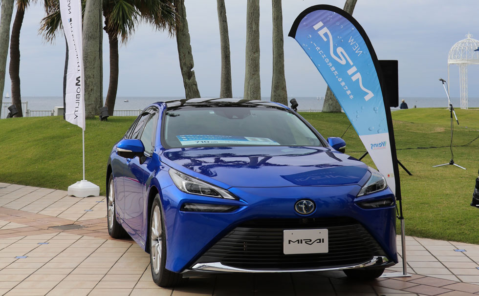 写真：「2050年カーボンニュートラル」・「2035年電動車のみ新車販売」