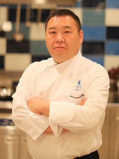 写真：リビエラグループ 総料理長　岡野信司